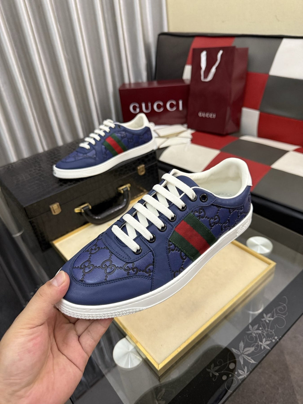 Gucci Navy Stripe Low-Top Sneakers — model
