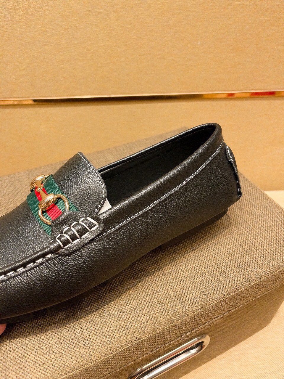 Gucci Black Loafers with Red and Green Strap — detail