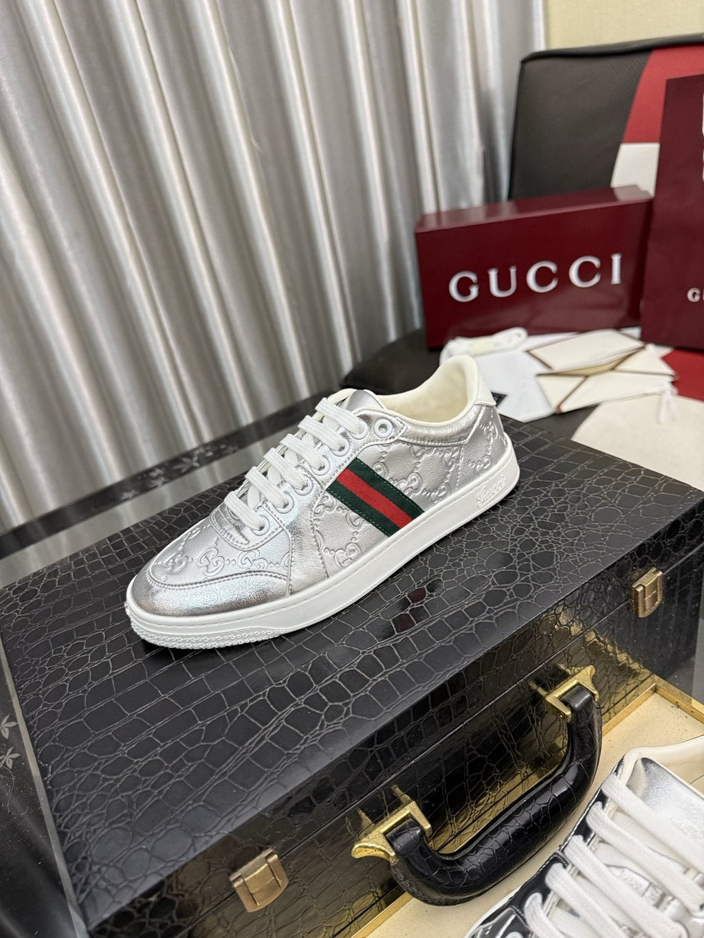 Gucci Green and Red Stripe Low-Top Sneakers — front