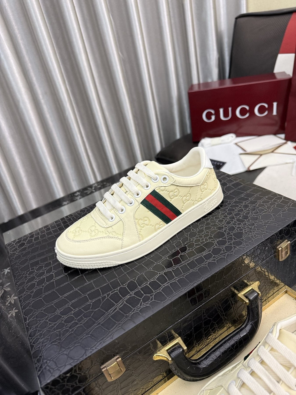 Gucci Patterned Low-Top Sneakers with Stripes — front