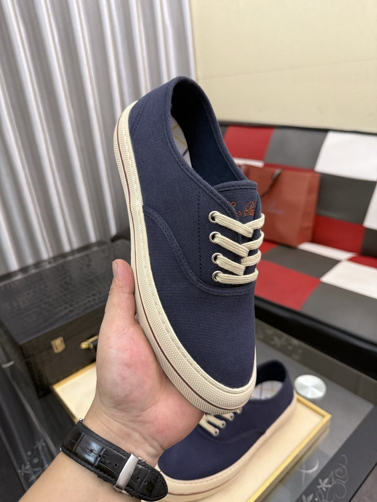 Low-Top Lace-Up Casual Shoes — model