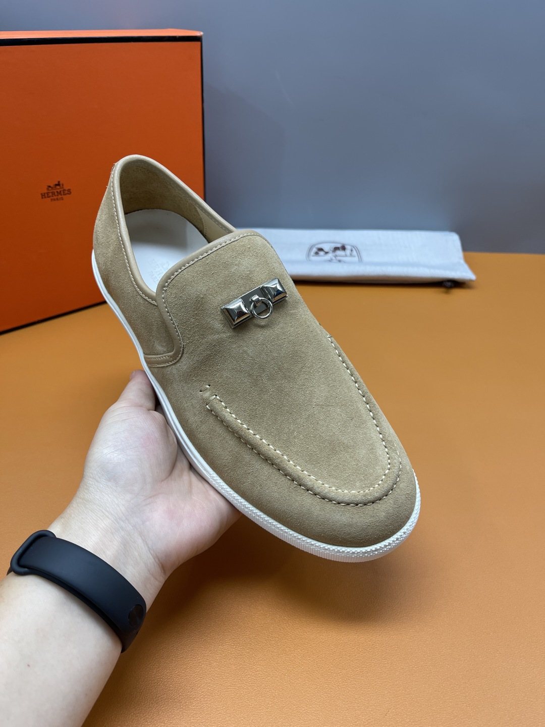 Hermès Mind Men's Buckle-Detail Loafers — model