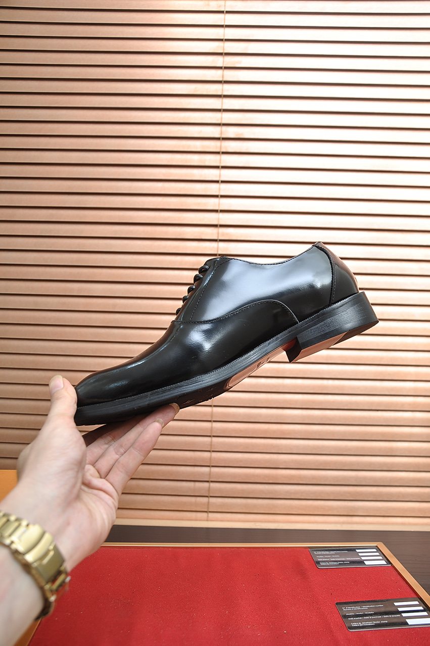 Louis Vuitton Plain-Toe Lace-Up Dress Shoes — model
