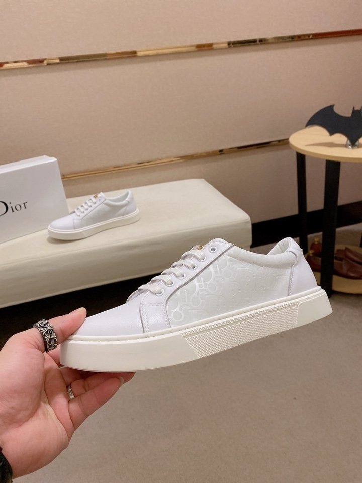 Dior Men's Low-Top Lace-Up Sneakers — model