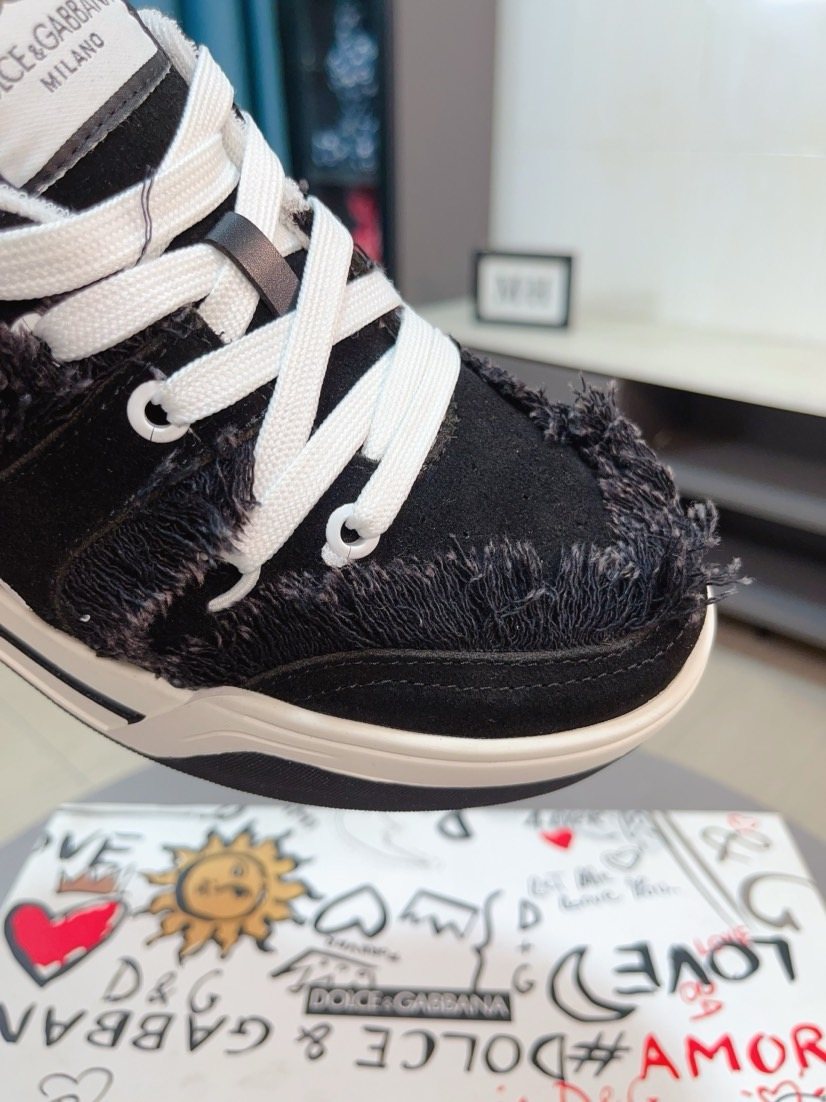 Dolce & Gabbana Contrast-Trim Low-Top Sneakers — detail