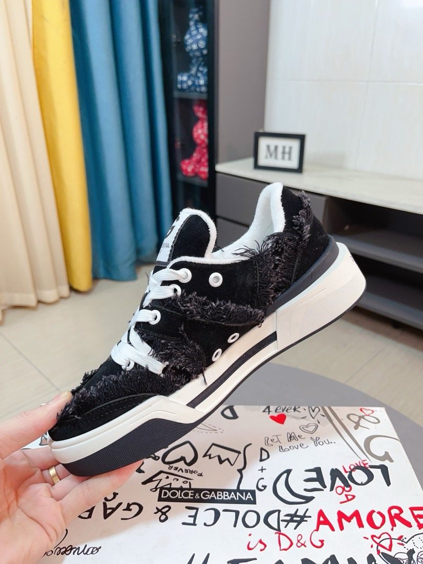 Dolce & Gabbana Contrast-Trim Low-Top Sneakers — model