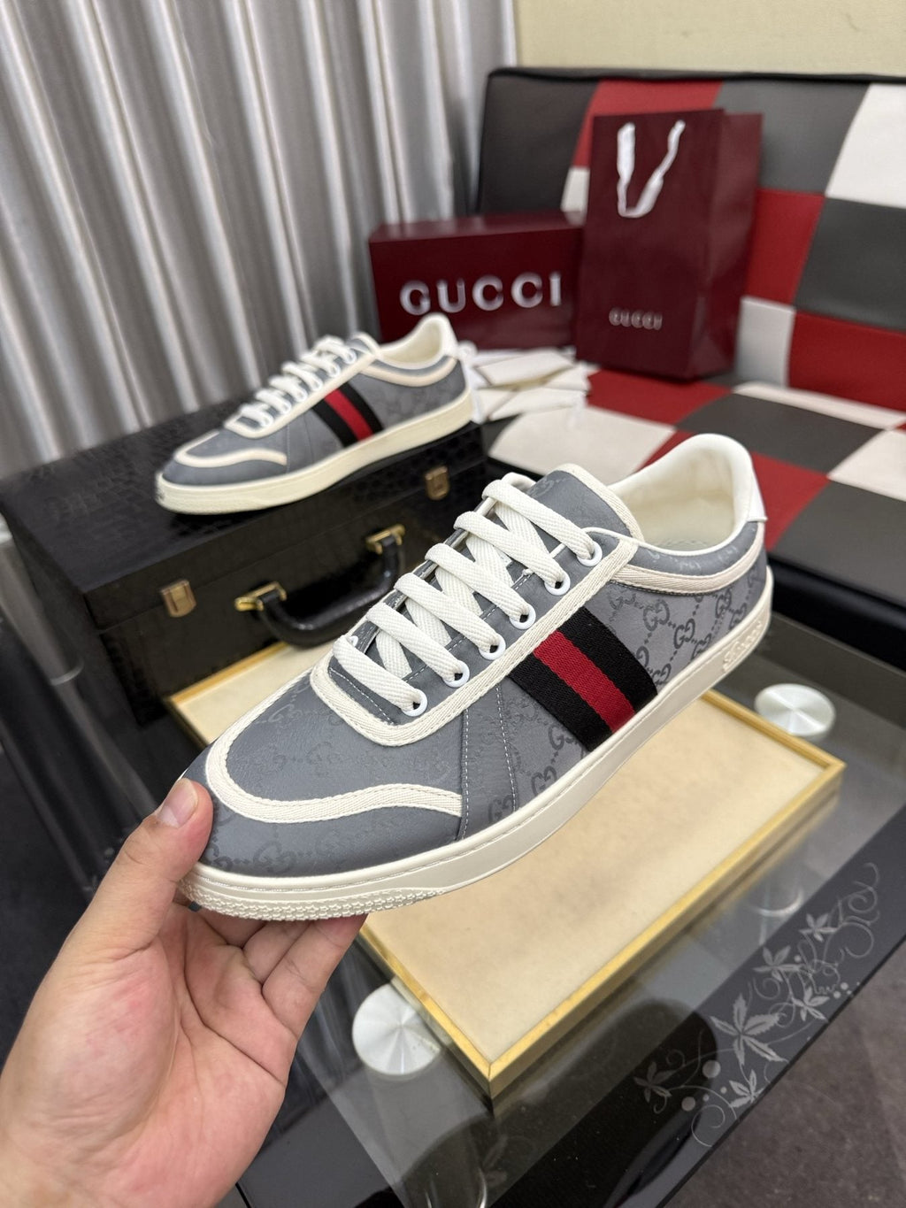 Gucci Striped Low-Top Sneakers — model